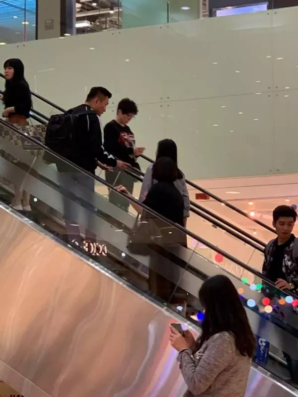 劉德華妻子帶女兒出街穿著樸素,劉向蕙全身照曝光長腿吸睛!