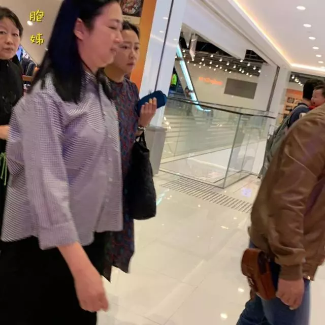 劉德華妻子帶女兒出街穿著樸素,劉向蕙全身照曝光長腿吸睛!