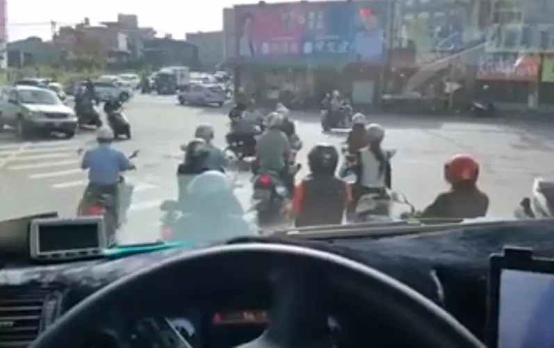 大車死角就是這樣!他親自示範「前方廣闊視野」 左邊車頭燈卻看到閻羅王招手