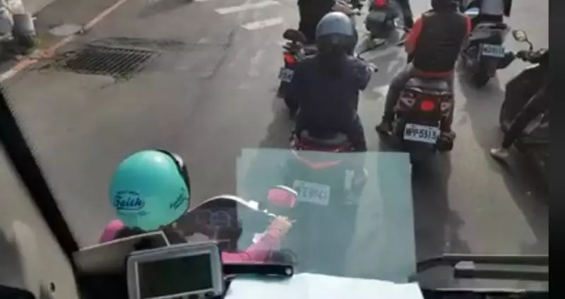 大車死角就是這樣!他親自示範「前方廣闊視野」 左邊車頭燈卻看到閻羅王招手