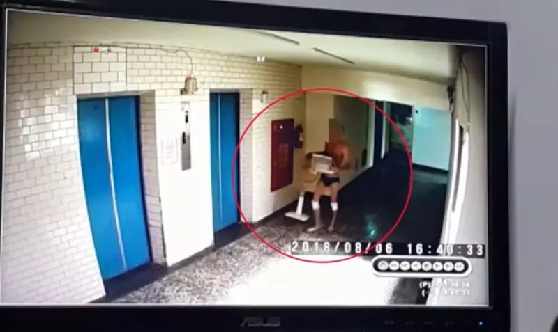 我都不要了!三角褲男朝窗外狂撒50萬千元大鈔 鄰居眼睛發亮:想撿呀~