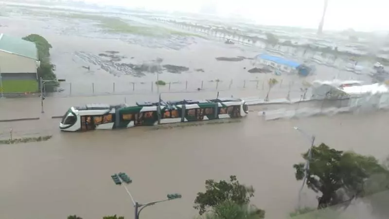 高雄暴雨「輕軌→水上列車」 意外重現《神隱少女》經典場景!
