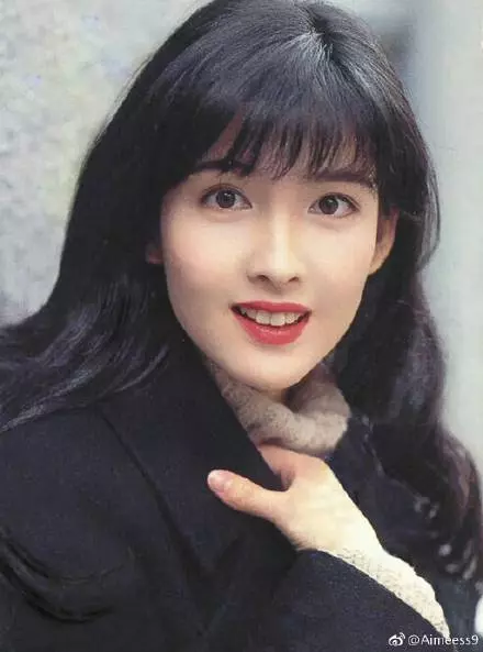 51歲周慧敏太凍齡!大秀美腿「根本20歲少女」 粉絲驚:永遠的玉女