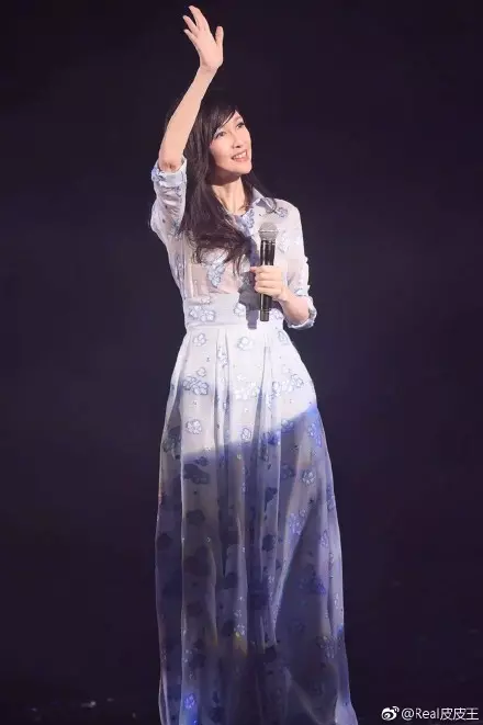 51歲周慧敏太凍齡!大秀美腿「根本20歲少女」 粉絲驚:永遠的玉女