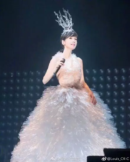 51歲周慧敏太凍齡!大秀美腿「根本20歲少女」 粉絲驚:永遠的玉女