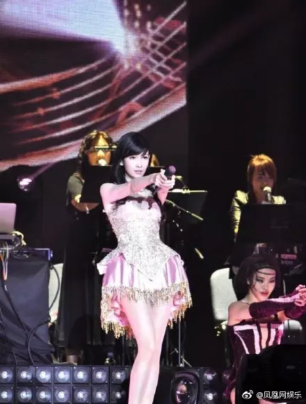51歲周慧敏太凍齡!大秀美腿「根本20歲少女」 粉絲驚:永遠的玉女