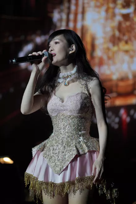 51歲周慧敏太凍齡!大秀美腿「根本20歲少女」 粉絲驚:永遠的玉女