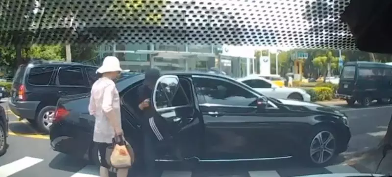 全家都三寶!整車4人下車繞圈圈 停斑馬線玩起「大風吹」駕駛傻眼了