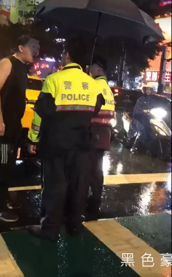 小黃司機「車內吃飯ing」拒載 激動哥雨中怒吼:他可以吃便當?