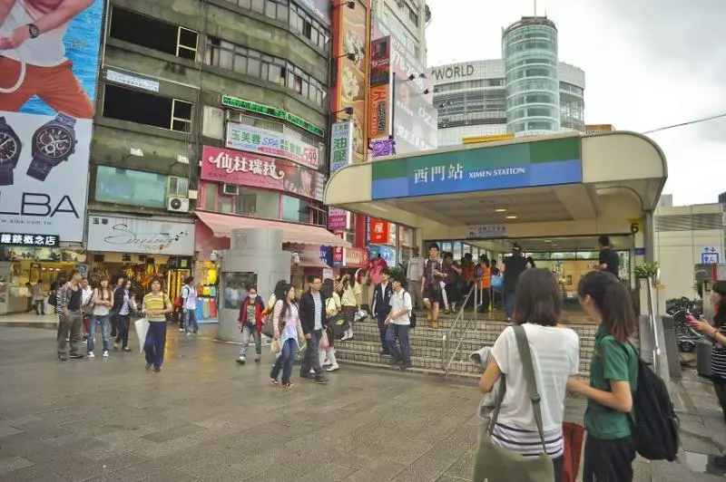 為什麼西門町不沒落?人潮至今仍完勝東區 最強「六號出口」成關鍵因素