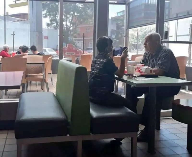 帶孫吃麥當勞想聊天「他眼睛只黏手機」 爺一旁落寞...