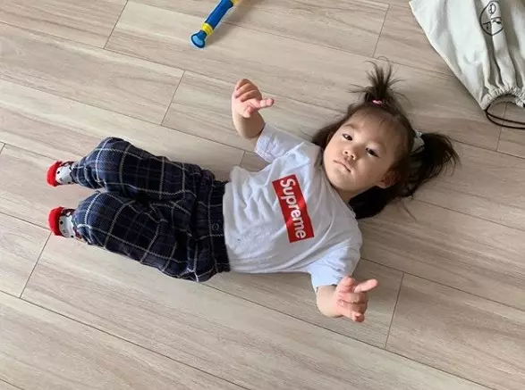 寵女兒被批炫富!陳冠希曬1歲女兒「坐巨大玩具箱」 網友一看「7位數超扯天價」:可以買房了