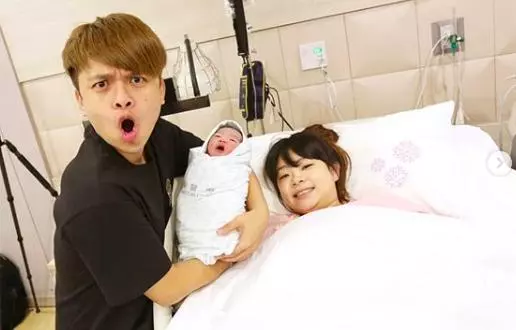 蔡阿嘎「藏鏡人」要結婚了!從沒露臉「幕後甜美女聲」消失2年 本尊曝光網暴動:果然很漂亮❤