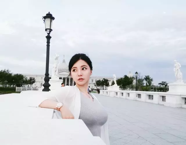 偷拍車上「隔壁睡著的正妹」爆紅! 本尊被神出「是汽修廠千金」女網友也淪陷:包緊緊也超正❤