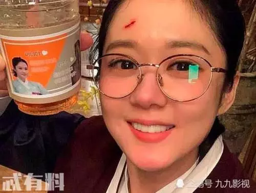 被封殺的張娜拉現狀,昔日女神成商場櫃員,滿臉疤痕太心酸!