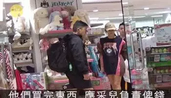 應采兒帶Jasper採購嬰兒用品,采兒肚子圓圓,51歲陳小春又做爸爸