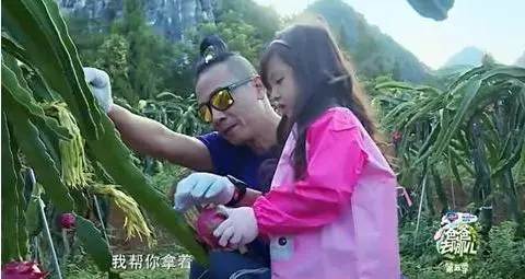 應采兒帶Jasper採購嬰兒用品,采兒肚子圓圓,51歲陳小春又做爸爸