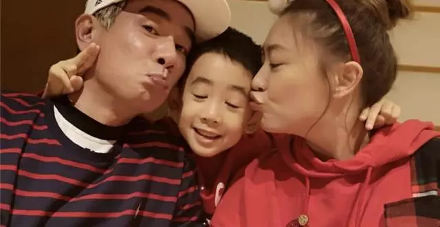 應采兒帶Jasper採購嬰兒用品,采兒肚子圓圓,51歲陳小春又做爸爸