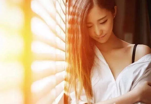 我娶雙胞胎姐姐,新婚夜親吻老婆看到耳朵上一顆痣,我嚇得滾下床