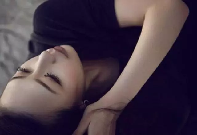 我娶雙胞胎姐姐,新婚夜親吻老婆看到耳朵上一顆痣,我嚇得滾下床