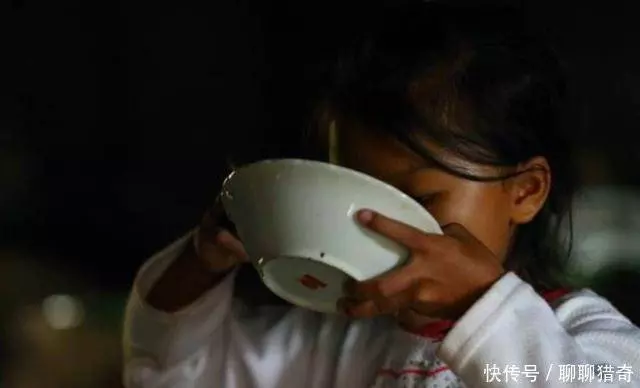52歲孤寡老人撿個棄嬰,十八年後女孩高考,家門口來了一排警車