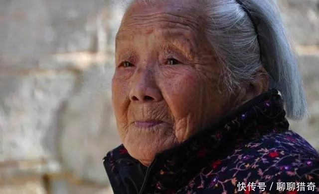 52歲孤寡老人撿個棄嬰,十八年後女孩高考,家門口來了一排警車