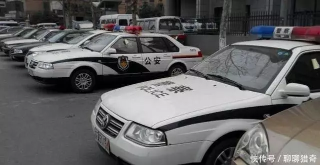 52歲孤寡老人撿個棄嬰,十八年後女孩高考,家門口來了一排警車