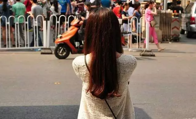 丈夫車禍放棄治療,妻子果斷改嫁,三年後偶遇,妻子大喊自己糊塗