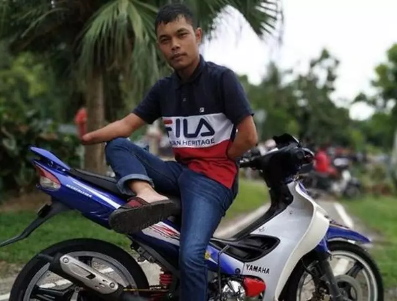 大馬最勵志「無掌青年」駕Motor送外賣每周賺RM800!網民狂Like:真正的男子漢是他!