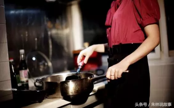 去前妻家給女兒過生日,飯桌上前妻夾魚給現任吃,丈夫感慨萬千