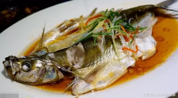 去前妻家給女兒過生日,飯桌上前妻夾魚給現任吃,丈夫感慨萬千