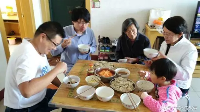 親媽來看女兒,給3000塊紅包,看她做的一桌飯菜,把鍋摔了