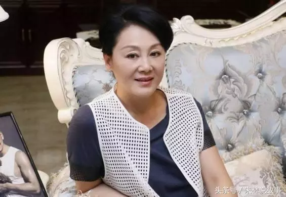 新年將至,兒子給繼母六千她回兩萬,提個要求兒子淚如雨下