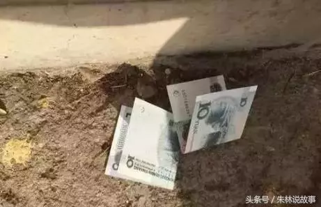 妻子去世後,女兒天天撿到錢,跟蹤女兒到墓地,我氣得臉都白了