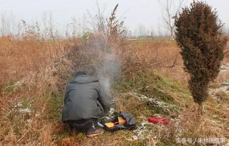 妻子去世後,女兒天天撿到錢,跟蹤女兒到墓地,我氣得臉都白了