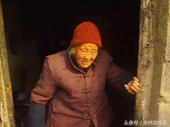 老公妹妹結婚,飯後我在大廳休息,無意聽到隔壁人的對話,我心碎