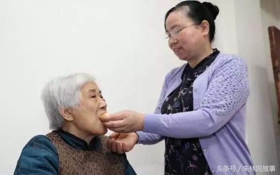 婆婆生病媳婦回娘家借錢,弟弟拿兩百打發,回到家看到信息我哭了