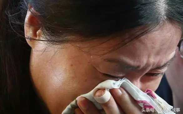 婆婆生病媳婦回娘家借錢,弟弟拿兩百打發,回到家看到信息我哭了