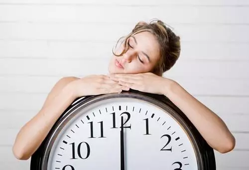 熬夜肝火大,肝鬱不舒?少碰2怕,堅持3步,火氣沒了,肝毒掃清