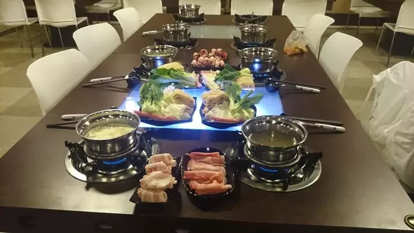 高中生「包下半個火鍋店」慶生 唱歌太大聲嚇到客人「女學生起身驚人舉動」萬人推爆:台灣的教育!