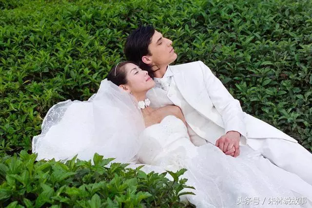 結婚那天岳母羞辱農村父母,妻子現場一番話,讓丈夫淚流滿面