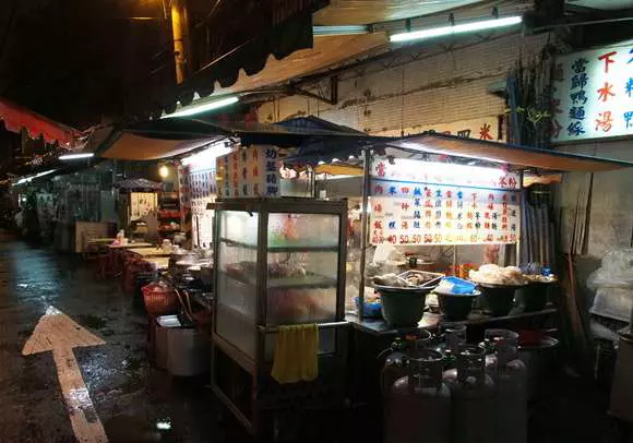 女友拒吃路邊攤要跟他分手,他央求女友陪他吃「最後的晚餐」,當女友看到「霸氣的一餐」,後悔已來不及了!