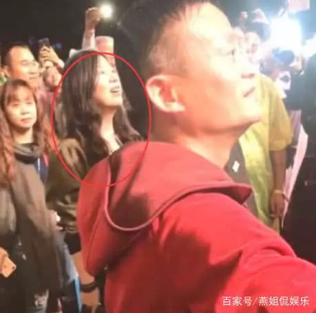 馬雲驚現杭州街頭,身邊女秘書成為全場焦點,網友:心動的感覺!