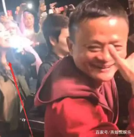 馬雲驚現杭州街頭,身邊女秘書成為全場焦點,網友:心動的感覺!