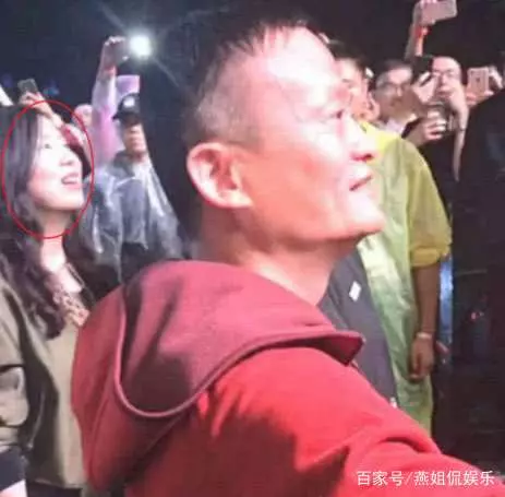 馬雲驚現杭州街頭,身邊女秘書成為全場焦點,網友:心動的感覺!
