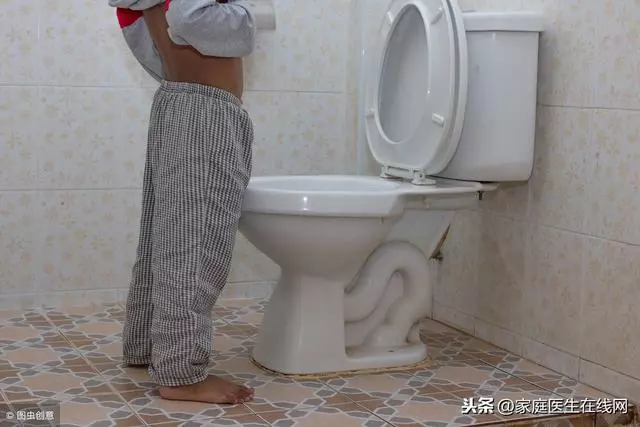 男人尿出的尿液很黃?醫生吐露:或是這些小問題