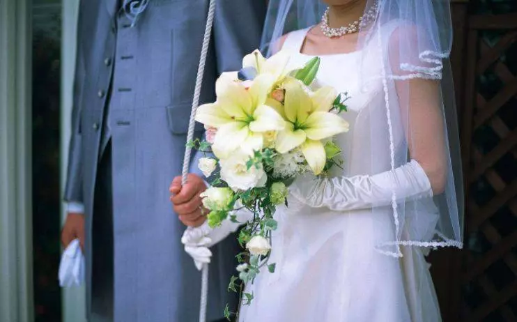 父親為錢把女兒嫁給傻子,新婚夜傻子的話讓女兒高興壞了