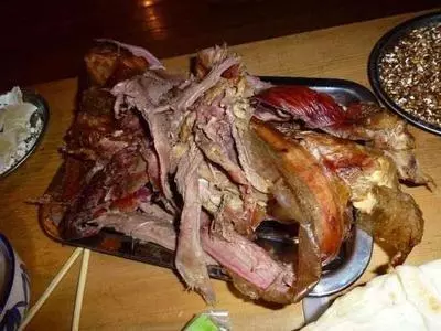 一頭豬在樑上掛30年,變成臭豬肉,別人花60萬買,主人都不願意賣