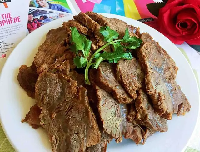 秘制醬牛肉,在家就能做,肉爛筋軟,醬香濃郁,比外面賣的好吃!