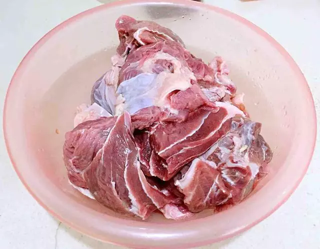 秘制醬牛肉,在家就能做,肉爛筋軟,醬香濃郁,比外面賣的好吃!